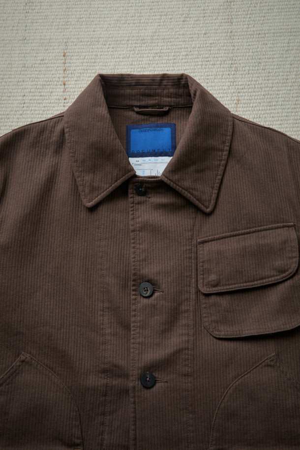 FFC x DOCUMENT (FFC x 도큐먼트) 이탈리안 코튼 피싱 재킷은 남녀 모두 착용 가능한 아우터입니다. 부드러운 촉감의 두꺼운 면 소재로 제작되었으며, 가을과 겨울에 따뜻하게 입을 수 있습니다. 세미 루즈 핏에 브라운 컬러, 무지 패턴으로 캐주얼, 클래식, 워크웨어 스타일을 연출하기 좋습니다. 입체 포켓 디자인과 가먼트 워싱 처리로 실용성을 더했으며, 레이어드하여 다양한 스타일을 시도할 수 있습니다. 가을 나들이룩이나 여행룩에 활용하기 좋은 피싱 재킷입니다.
