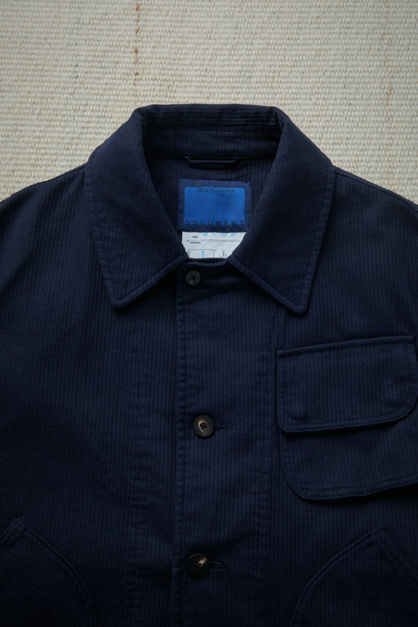 FFC x DOCUMENT (FFC x 도큐먼트) 이탈리안 코튼 피싱 재킷은 가을, 겨울 시즌에 어울리는 아우터입니다. 네이비 컬러의 무지 디자인으로, 유틸리티와 빈티지 무드를 동시에 연출할 수 있습니다. 이탈리아 올림피아스사 원단을 사용하여 부드러운 촉감을 자랑하며, 세미 루즈핏으로 편안하게 착용 가능합니다. 다양한 크기의 입체 포켓과 가먼트 워싱 처리, 레이어드 착용이 가능한 실용적인 디자인이 특징입니다. 가을 나들이룩, 겨울 데일리룩, 여행룩 등 다양한 시간, 장소, 상황에 맞춰 클래식, 미니멀, 워크웨어 스타일을 연출해보세요.