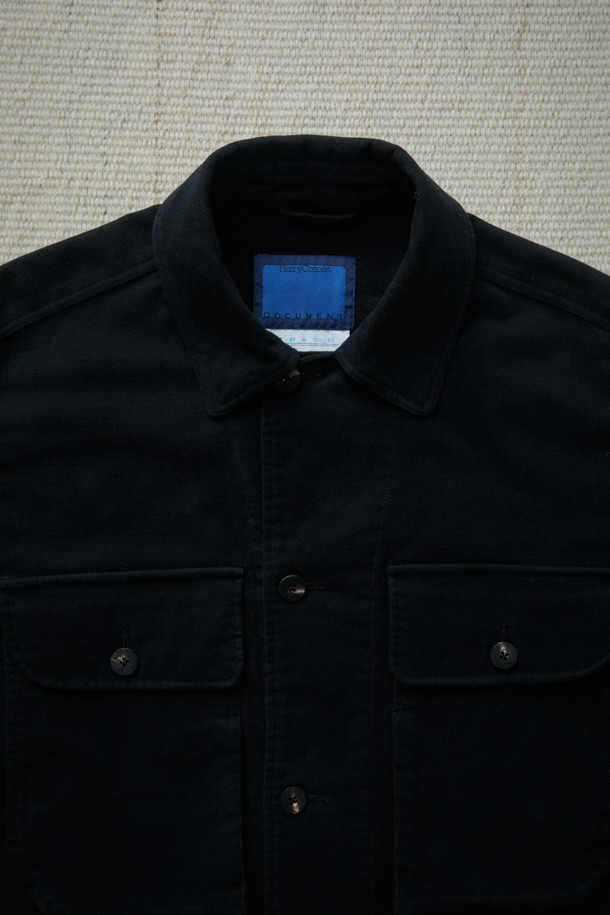 (FFC x DOCUMENT) 이탈리안 몰스킨 셔팅 셋업 재킷은 가을, 겨울 시즌에 어울리는 아우터입니다. 미니멀하고 빈티지한 스타일을 추구하며, 부드러운 촉감의 두꺼운 몰스킨 소재로 제작되었습니다. 일상, 출근룩, 모임룩 등 다양한 TPO에 활용 가능하며, 루즈핏으로 편안한 착용감을 선사합니다. 가슴 포켓과 핸드워머 기능, 활동성을 고려한 패턴으로 실용성을 더했습니다. 블랙 컬러의 무지 디자인으로 클래식, 미니멀, 워크웨어 스타일을 연출하기 좋습니다.
