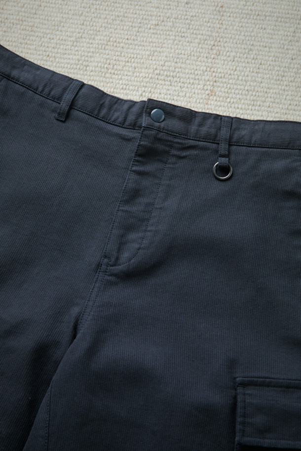 [Fly Fishing Club] 유틸리티 카고 팬츠는 가을, 겨울 시즌에 적합한 캐주얼 무드의 긴바지입니다. 100% 면 소재로 제작되어 편안한 착용감을 제공하며, 루즈핏으로 활동성을 높였습니다. 네이비 컬러의 무지 디자인에 카고 포켓과 무릎 주름 디테일이 돋보이며, 가먼트 워싱 처리로 빈티지한 스타일을 더했습니다. 스트링 밴딩으로 허리 사이즈 조절이 용이하며, 가을 나들이룩 또는 겨울 데일리룩에 매치하기 좋은 아이템입니다. 캐주얼, 미니멀, 워크웨어 스타일을 즐기는 분들께 추천합니다.
