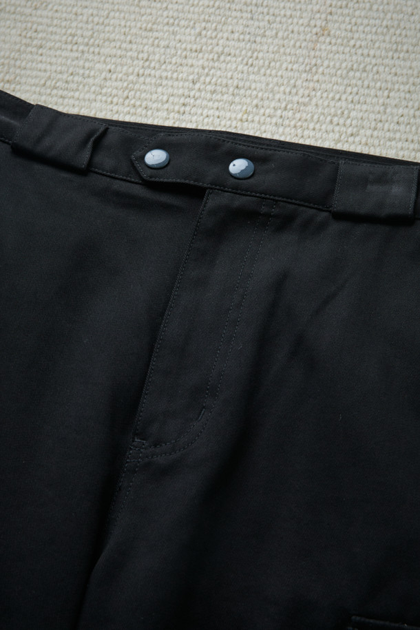 [Fly Fishing Club] 피셔맨 카고 팬츠는 가을, 겨울 시즌에 어울리는 남성용 카고 팬츠입니다. 100% 면 소재의 고밀도 면 트윌 원단을 사용하여 부드러운 촉감과 편안한 착용감을 제공합니다. 루즈핏으로 제작되어 활동성이 뛰어나며, 무릎 절개 디테일과 밑단 스트링으로 빈티지하면서도 유틸리티한 스타일을 연출합니다. 입체적인 카고 포켓은 수납성을 높여주며, 스냅 밴딩으로 편안하게 착용할 수 있습니다. 일상, 가을 나들이룩, 겨울 데일리룩 등 다양한 TPO에 캐주얼, 워크웨어, 미니멀 스타일로 활용하기 좋습니다.
