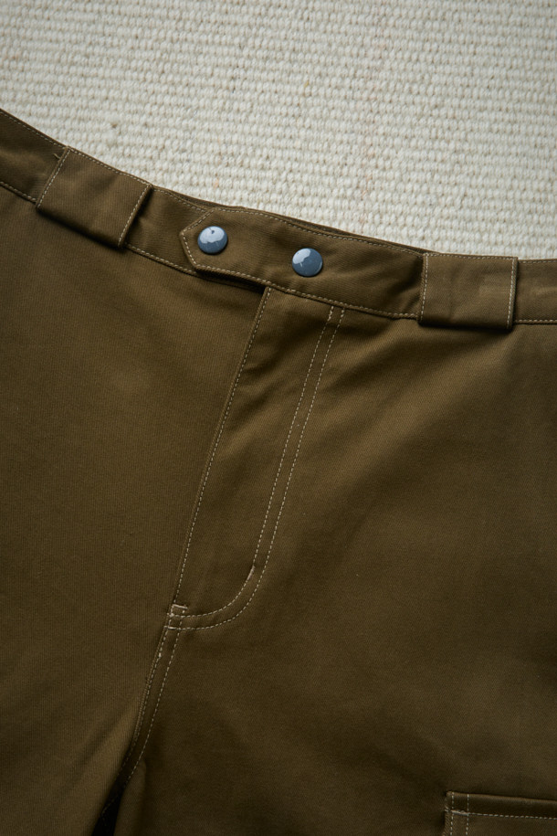 [Fly Fishing Club] 피셔맨 카고 팬츠는 가을, 겨울 계절에 어울리는 남녀 공용 카고 팬츠입니다. 카키, 올리브 두 가지 색상으로 제공되며, 일상, 피싱 활동에 모두 적합합니다. 빈티지하면서도 유틸리티한 스타일을 연출하며, 루즈핏의 긴 기장으로 편안한 착용감을 선사합니다. 고밀도 면 트윌 소재에 피치가공을 더해 부드러운 촉감을 자랑하며, 입체적인 카고 포켓, 무릎 절개 디테일, 밑단 스트링으로 스타일리시함을 더했습니다. 가을 나들이룩, 캠핑룩, 겨울 데일리룩 및 워크웨어, 캐주얼, 미니멀 스타일을 즐겨 입는 분들께 추천합니다.
