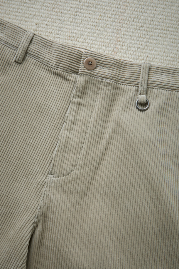 [Fly Fishing Club] 코듀로이 와이드 팬츠는 가을, 겨울 시즌에 어울리는 베이지 컬러의 캐주얼 코듀로이 팬츠입니다. 굵은 골 코듀로이 소재와 부드러운 촉감이 편안한 착용감을 선사하며, 루즈핏 와이드 실루엣으로 트렌디한 스타일을 연출합니다. 벨트 고리 하단 O링 디테일과 백 아웃포켓 디자인이 특징이며, 출근룩과 모임룩, 다양한 스타일링에 활용할 수 있습니다. 미니멀, 캐주얼, 클래식 등 어떤 무드에도 잘 어울리는 활용도 높은 아이템입니다. 면 혼방으로 제작되어 활동성을 높였습니다.
