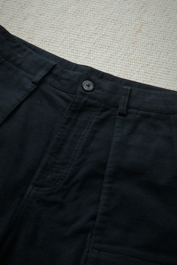 FFC x DOCUMENT (FFC x 도큐먼트) 이탈리안 몰스킨 셋업 팬츠는 가을, 겨울 시즌을 위한 바지입니다. 이탈리아 올림피아스社의 부드러운 몰스킨 소재를 사용하여 뛰어난 착용감을 선사하며, 루즈핏으로 편안한 활동성을 제공합니다. 블랙 컬러의 무지 디자인으로 심플, 캐주얼, 포멀 등 다양한 스타일을 소화하며, 여섯 개의 포켓 디테일과 빈티지 피싱 팬츠 디자인이 특징입니다. 셋업으로도 활용 가능하여 겨울 데일리룩, 산책룩 등 폭넓은 시간과 장소와 상황에 어울리는 클래식, 캐주얼, 미니멀 스타일을 연출할 수 있습니다.