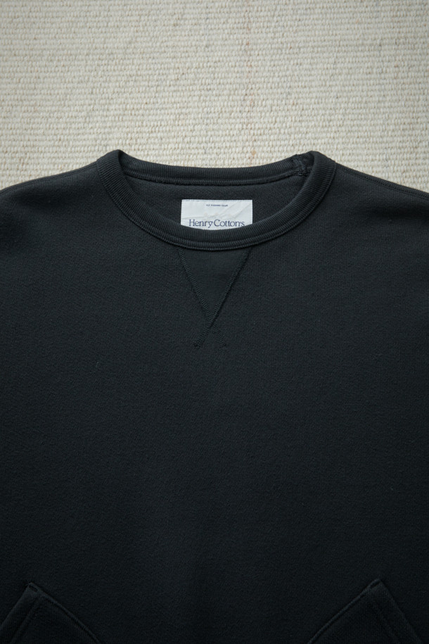 [Fly Fishing Club] 피셔맨 스웨트셔츠는 가을, 초겨울 시즌에 어울리는 루즈핏 스웻셔츠입니다. 블랙 컬러의 면 소재로 제작되었으며, 부드러운 촉감과 두꺼운 두께감으로 편안한 착용감을 선사합니다. 캐주얼, 미니멀, 클래식 스타일을 모두 소화하며, 일상과 피싱 활동에 적합합니다. 사선 쭈리 원단, 전면 아웃포켓, V 거셋 넥라인, 엘보 패치, 사이드 립 패널 등의 디테일로 빈티지하면서도 독특한 매력을 더했습니다. 가을 나들이룩이나 겨울 데일리룩에 활용하기 좋은 아이템입니다.
