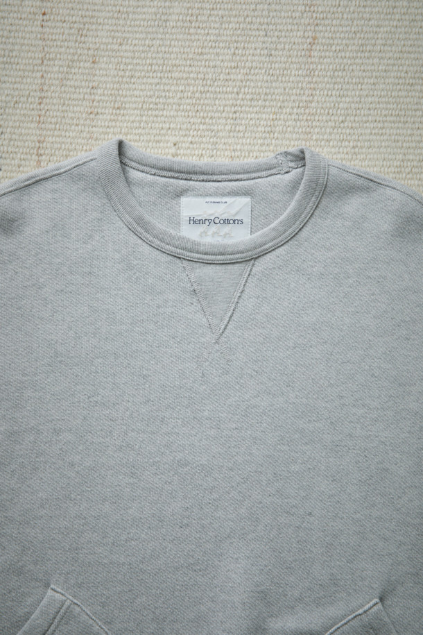 [Fly Fishing Club] 피셔맨 스웨트셔츠는 넉넉한 루즈핏으로 편안한 착용감을 선사합니다. 부드러운 면 소재에 두꺼운 두께감으로 가을, 겨울철 따뜻하게 입을 수 있으며, 캐주얼, 빈티지 스타일을 연출하기 좋습니다. 사선 쭈리 원단, 전면 아웃포켓, 넥 라인 V 거셋, 소매 엘보 패치, 사이드 립 패널 등의 디테일이 돋보입니다. 라운드넥 디자인에 무지 패턴의 그레이 컬러로 겨울 데일리룩, 집콕룩, 산책룩 등 다양한 TPO에 활용하기 좋은 아이템입니다.
