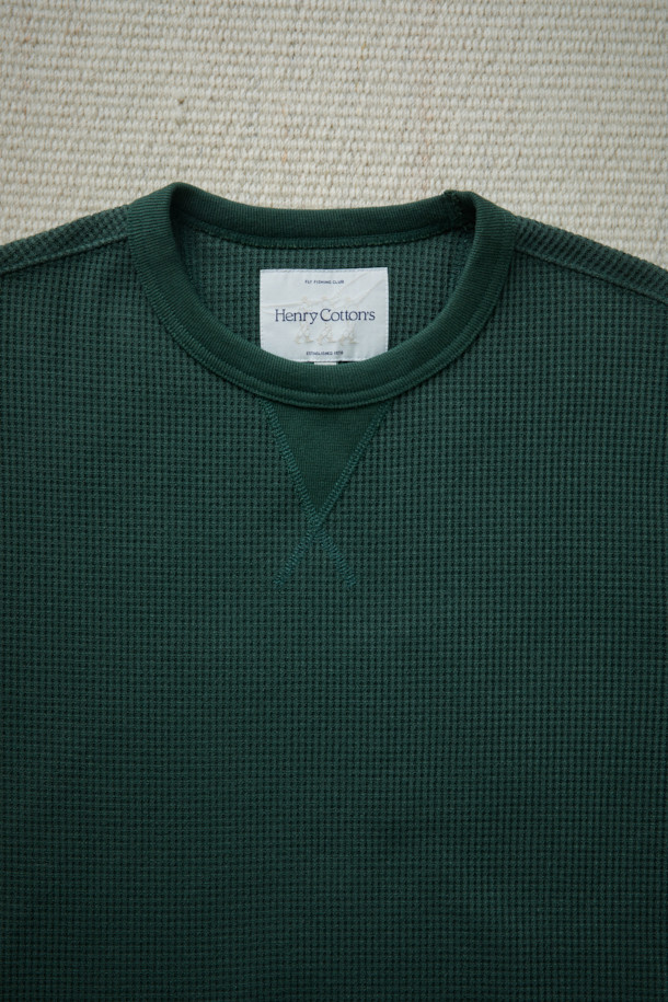[Fly Fishing Club] 와플 크루넥 스웨트셔츠는 빈티지하고 캐주얼한 스타일을 선호하는 분들을 위한 아이템입니다. 그린 컬러의 이 스웨트셔츠는 가을, 겨울에 두꺼운 기모 안감과 부드러운 촉감으로 따뜻함을 선사합니다. 루즈핏 또는 세미 루즈핏으로 편안하게 착용 가능하며, 와플 패턴과 라운드넥 디자인이 특징입니다. 일상, 캐주얼, 집콕룩, 산책룩 등 다양한 TPO에 활용할 수 있으며, 미니멀, 클래식 스타일과도 잘 어울립니다. 가슴둘레 117cm로 입체적인 실루엣을 연출하며, 빈티지 무드의 라벨 포인트가 돋보입니다.
