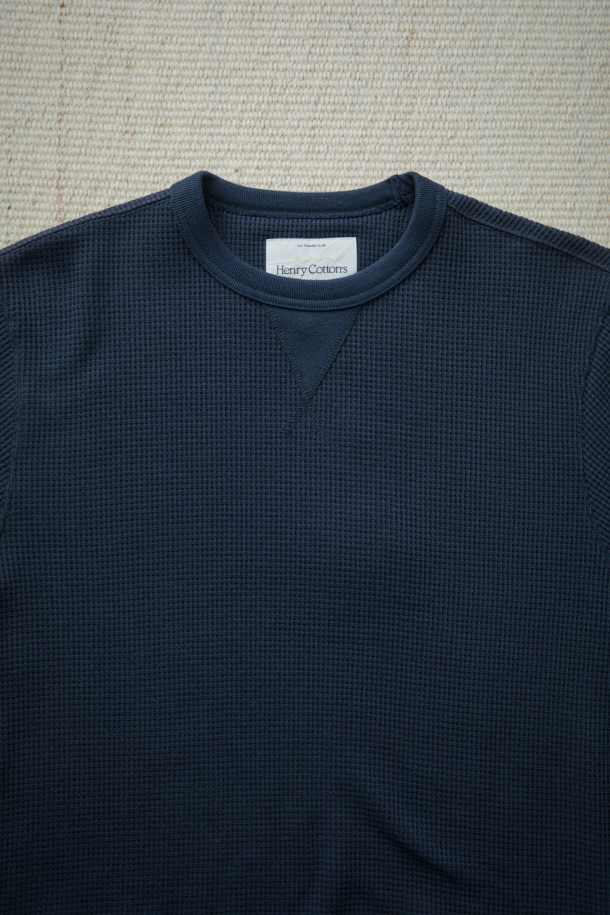 [Fly Fishing Club] 와플 크루넥 스웨트셔츠는 가을, 겨울 시즌에 따뜻하게 입을 수 있는 공용 상의입니다. 네이비 컬러의 루즈핏 또는 세미루즈핏으로, 베이직하고 캐주얼한 스타일을 연출합니다. 부드러운 기모 안감의 두꺼운 와플 소재는 뛰어난 착용감을 선사하며, 빈티지 무드를 더합니다. 라운드넥 디자인에 입체적인 실루엣, 포인트 라벨로 디자인 디테일을 살렸으며, 데일리룩, 집콕룩, 동네 마실룩 등 다양한 TPO에 활용하기 좋습니다.
