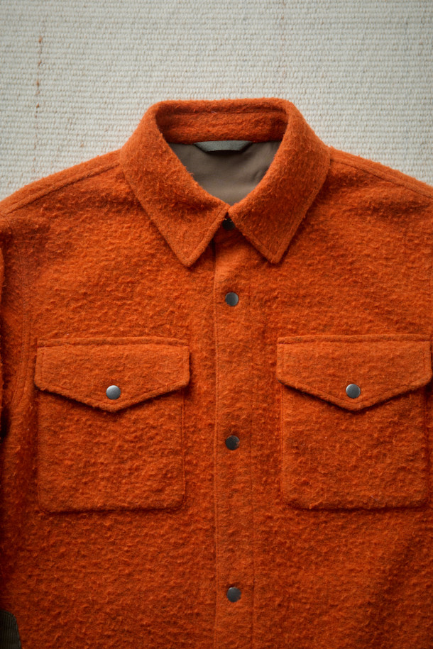 [Fly Fishing Club] 카젠티노 피싱 셔츠는 아웃도어 활동과 일상생활 모두에 어울리는 셔츠형 아우터입니다. 오렌지 컬러의 무지 디자인으로, 가을, 겨울 시즌에 따뜻하고 포근한 스타일을 연출합니다. 루즈핏으로 편안한 착용감을 제공하며, 부드러운 울 소재와 두꺼운 두께감으로 보온성을 높였습니다. 체스트 포켓, 사선 핸드 포켓, D-링 디테일, 코듀로이 포켓 배색, 더블 스티치 밑단 등 다양한 디테일이 돋보입니다. 피싱, 캠핑룩, 데일리룩 등 다양한 TPO에 클래식, 캐주얼, 워크웨어 스타일로 활용 가능하며, 발수 기능으로 쾌적함까지 더했습니다.
