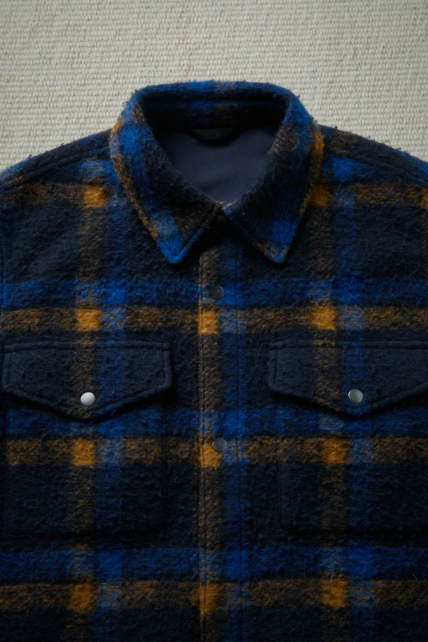 [Fly Fishing Club] 카젠티노 피싱 셔츠는 가을, 겨울에 어울리는 남성용 셔츠형 아우터입니다. 네이비, 로열블루, 오렌지 세 가지 색상으로 출시되었으며, 빈티지, 아웃도어, 워크웨어 스타일을 아우르는 매력을 지닙니다. 울 소재에 두꺼운 두께감과 부클 촉감을 더해 보온성을 높였으며, 긴 소매와 세미 루즈핏으로 편안한 착용감을 선사합니다. 체크 패턴과 체스트 포켓, 사선 핸드 포켓, D-링 디테일, 코듀로이 포켓 배색 등의 특징이 돋보이며, 스냅 여밈 방식과 생활 발수 기능으로 실용성을 더했습니다. 캠핑룩, 가을 나들이룩, 겨울 데일리룩 등 다양한 TPO에 워크웨어, 클래식, 캐주얼 무드로 활용하기 좋습니다.
