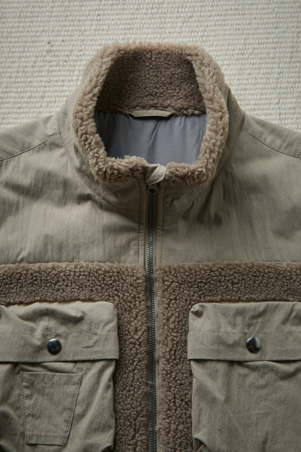 [Fly Fishing Club] 플리스 피싱 베스트는 가을, 겨울 시즌 남성 고객을 위한 아웃도어 및 캐주얼 스타일의 의류입니다. 베이지 및 카키 색상으로 출시되었으며, 플리스, 코튼, 나일론 혼방 소재로 제작되어 부드러운 촉감과 두꺼운 두께감으로 뛰어난 보온성을 제공합니다. 4개의 플랩 포켓, 사이드 히든 포켓, 밑단 스트링 조절, YKK METALUXE® 지퍼, D-링 디테일, 스탠드 칼라 등 다양한 특징을 갖춰 수납력과 실용성을 높였습니다. 루즈핏으로 편안한 착용감을 선사하며, 피싱, 아웃도어, 일상 등 다양한 TPO에 활용 가능하여 캠핑룩, 가을 나들이룩, 겨울 데일리룩 등 폭넓은 스타일 연출을 돕습니다.
