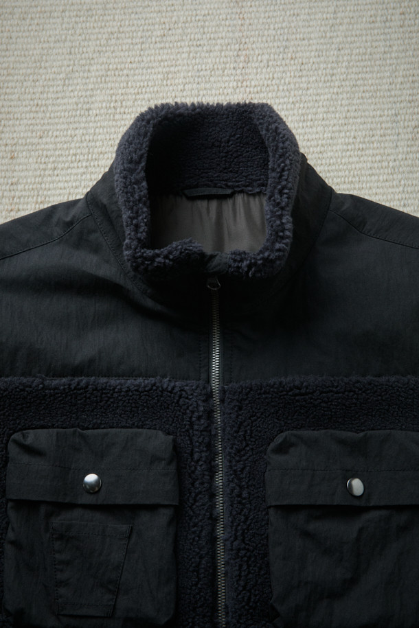 [Fly Fishing Club] 플리스 피싱 베스트는 가을, 겨울 시즌에 어울리는 아우터로, 캐주얼, 스포티, 고프코어 스타일을 연출하기 좋습니다. 부드러운 플리스 소재와 넉넉한 루즈핏으로 편안한 착용감을 선사하며, 보온 기능과 수납력을 갖춰 실용성을 더했습니다. 블랙 색상의 무지 패턴에 스탠드 칼라와 YKK METALUXE® 지퍼, D-링 디테일이 세련된 디자인을 완성합니다. 4개의 플랩 포켓, 사이드 히든 포켓, 밑단 스트링 조절 기능으로 수납력과 활동성을 높였으며, 가을 나들이룩, 캠핑룩, 겨울 데일리룩 등 다양한 TPO에 활용하기 좋습니다.
