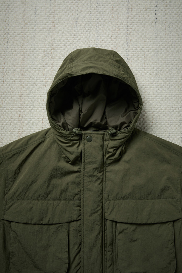 [Fly Fishing Club] 패디드 웨이딩 재킷은 겨울철 피싱, 아웃도어 활동, 일상에서 폭넓게 활용 가능한 남성용 아우터입니다. 올리브 그린 컬러의 무지 디자인으로 클래식하고 아웃도어 스타일을 연출하며, 루즈핏 크롭 기장으로 편안한 착용감을 제공합니다. 보온성과 경량성을 갖춘 두꺼운 두께의 나일론 소재이며, Primaloft® 충전재를 사용하여 보온성을 높였습니다. 멀티 포켓 디자인, 플랩 체스트 포켓, 곡선형 핸드 포켓, 4분할 기어 포켓, 소매 벨크로 스트랩, 밑단 스토퍼 등의 디테일로 실용성을 더했습니다. 겨울철 데일리룩, 캠핑룩, 여행룩, 고프코어, 워크웨어 스타일을 즐기는 분들께 추천합니다.
