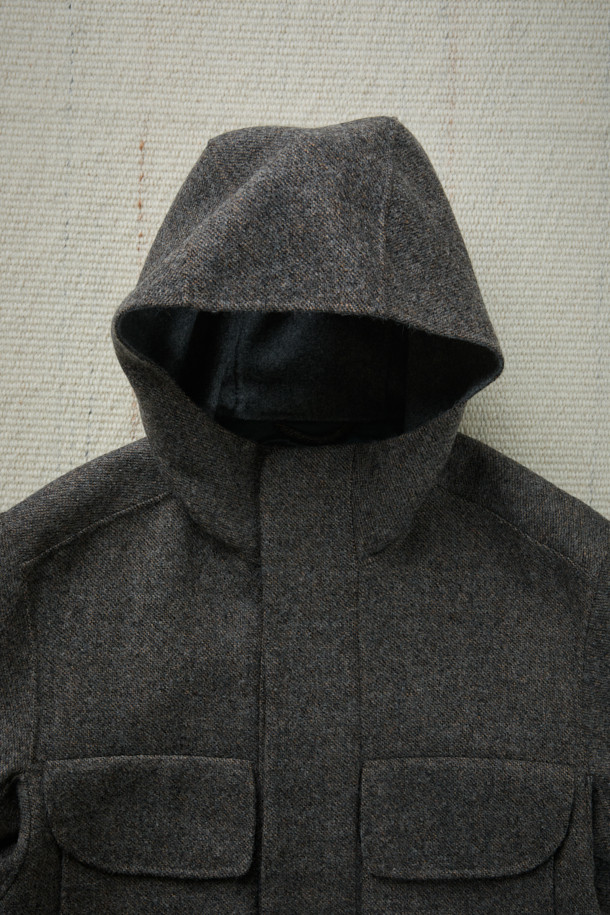 FFC x DOCUMENT(FFC x 도큐먼트) 울 핸드메이드 후드 파카는 가을과 겨울 시즌, 일상과 포멀한 스타일 모두 소화 가능한 아우터입니다. 세미 루즈핏으로 편안한 착용감을 제공하며, 부드러운 촉감의 두꺼운 울 소재로 제작되어 보온성을 높였습니다. 이탈리아 마니파투라 디 카르미냐노 社의 더블페이스 멜톤 원단을 사용하여 핸드메이드 마감의 고급스러움을 더했습니다. 멜란지 텍스처가 특징이며, 클래식, 미니멀, 캐주얼 등 다양한 스타일 연출에 용이합니다. 겨울 데일리룩, 출근룩, 모임룩에 활용하여 세련된 스타일을 완성해보세요.