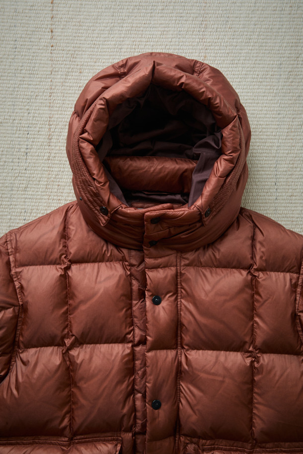 [Fly Fishing Club] 피셔맨 숏 다운 파카는 클래식, 아웃도어, 빈티지 스타일을 아우르는 공용 다운 점퍼입니다. 브라운 및 레드 브라운 컬러로 출시되었으며, 겨울철 아웃도어, 피싱, 일상 활동에 적합합니다. 80/20 구스다운 충전재와 방풍, 발수 기능을 갖춰 보온성을 높였습니다. YKK 지퍼, 플랩 박스 포켓, 사이드 포켓, 소매 이밴드 등 실용적인 디테일과 2단 스토퍼 후드로 편안함과 스타일을 동시에 잡았습니다. 숏 기장의 루즈핏 파카로 캠핑룩, 등산룩, 겨울 데일리룩에 활용하기 좋습니다.
