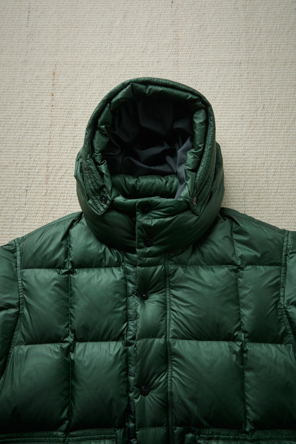 [Fly Fishing Club] 피셔맨 숏 다운 파카는 겨울철 아웃도어 활동, 피싱, 일상생활에서 폭넓게 활용 가능한 공용 다운 점퍼입니다. 클래식하고 아웃도어 스타일을 결합한 디자인으로, 숏 기장에 퀼팅 무늬를 더해 세련된 분위기를 연출합니다. 80/20 구스다운 충전재와 립스탑 원단, 방풍 및 발수 기능으로 뛰어난 보온성과 활동성을 제공하며, 하이넥 후드와 YKK 지퍼, 플랩 박스 포켓 등의 디테일이 돋보입니다. 루즈핏 디자인으로 겨울 데일리룩, 캠핑룩, 등산룩 등 다양한 스타일을 연출할 수 있으며, 소매 이밴드와 2단 스토퍼, 스트링 밑단으로 핏 조절이 용이합니다. 그린 컬러의 나일론 소재로 제작되어 부드러운 촉감을 선사합니다.
