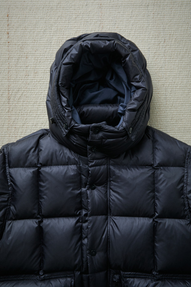 [Fly Fishing Club] 피셔맨 숏 다운 파카는 클래식과 아웃도어 스타일을 결합한 남녀 공용 다운점퍼입니다. 네이비 컬러의 숏 기장 파카로, 80/20 구스다운 충전재와 립스탑 나일론 원단을 사용하여 보온성과 내구성을 높였습니다. 방풍 및 발수 기능을 갖춰 겨울철 아웃도어 활동과 일상생활에서 쾌적하게 착용 가능하며, 탈부착 가능한 후드, 플랩 박스 포켓, 사이드 포켓, YKK 지퍼, 소매 이밴드, 스토퍼, 스트링 등의 디테일로 실용성을 더했습니다. 루즈핏 디자인으로 캠핑룩, 등산룩, 겨울 데일리룩 등 다양한 스타일 연출에 적합합니다.
