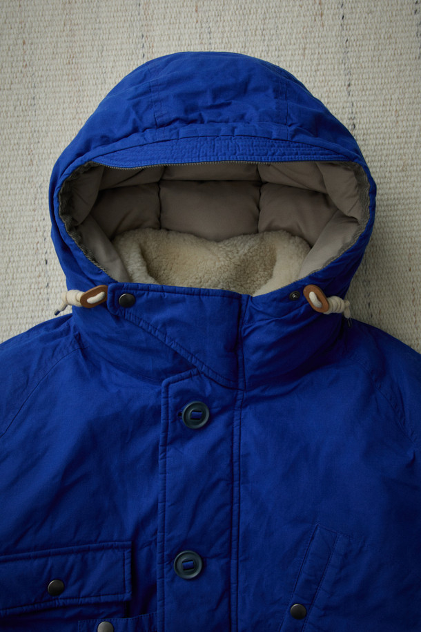 [Fly Fishing Club] 왁스 코튼 다운 파카는 겨울철 피싱, 아웃도어 활동, 그리고 일상생활에서 폭넓게 활용 가능한 남녀 공용 다운파카입니다. 클래식하고 빈티지한 스타일을 기반으로, 왁스 코튼 소재와 두꺼운 두께감으로 뛰어난 방풍, 보온, 발수 기능을 제공합니다. 루즈핏 디자인에 스탠드 칼라 후드, 리얼 무통(양털) 넥 패널, 입체 포켓, 지퍼 포켓, 밑단 스트링, 소매 조임 등 다양한 디테일을 더해 실용성을 높였습니다. 구스다운 충전재를 사용하여 보온성을 극대화했으며, 여행룩, 캠핑룩, 등산룩 등 다양한 TPO에 맞춰 클래식, 워크웨어, 고프코어 스타일을 연출할 수 있습니다.
