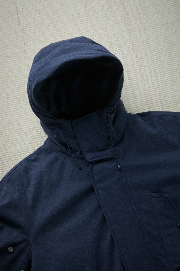 FFC x DOCUMENT(FFC x 도큐먼트) 테크니컬 울 구스다운 파카는 겨울철 데일리룩을 위한 클래식하고 미니멀한 스타일의 아우터입니다. 네이비 컬러의 무지 디자인으로, 울 소재 특유의 부드러운 촉감과 두꺼운 두께감이 특징입니다. 90/10 구스다운 충전재, 라글란 소매, 조절 가능한 스트링, 이중 포켓, 암홀 무 패치 디자인 등 디테일한 요소들이 돋보입니다. 보온, 방풍, 투습 기능을 갖춰 추운 날씨에도 쾌적하게 착용할 수 있습니다. 집업 방식으로 편안하게 여밀 수 있으며, 루즈핏으로 편안한 착용감을 선사합니다.
