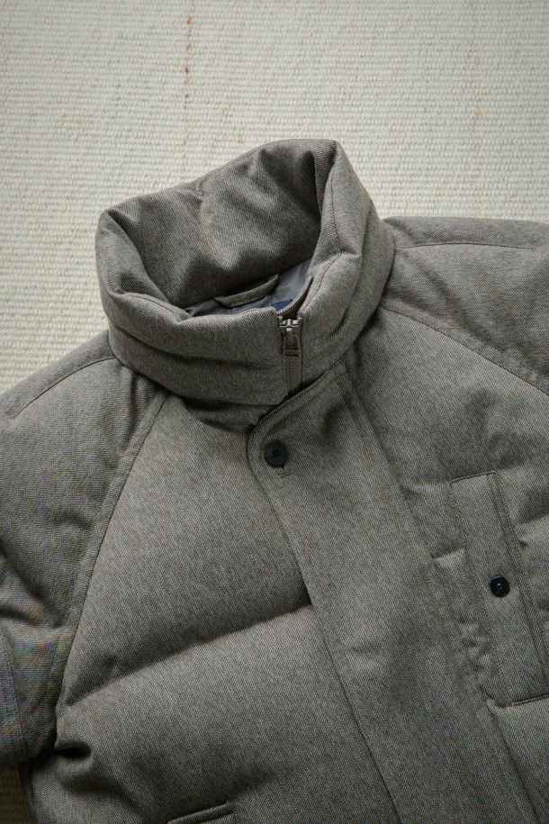 FFC x 도큐먼트 울 헤비 다운 파카는 추운 겨울, 일상과 피싱 활동 모두를 아우르는 활용성을 자랑하는 다운 파카입니다. 부드러운 울 소재를 사용하여 고급스러운 촉감을 선사하며, 짙은 그레이 컬러가 클래식하면서도 모던한 스타일을 연출합니다. 루즈핏으로 편안한 착용감을 제공하며, YKK 투웨이 지퍼, 내장형 후드, 허리 및 밑단 스트링, 라글란 소매, 암홀 패널 설계 등 다양한 디테일로 기능성을 더했습니다. 보온성과 통기성을 갖춰 겨울철에도 쾌적하게 착용 가능하며, 미니멀하고 캐주얼한 스타일을 선호하는 분들께 적합합니다.
