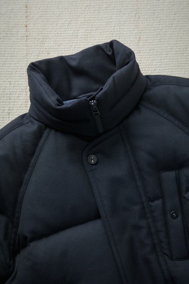 FFC x DOCUMENT (FFC x 도큐먼트) 울 헤비 다운 파카는 겨울철 데일리룩을 위한 클래식하고 미니멀한 스타일을 제안합니다. 부드러운 촉감의 울 소재로 제작되었으며, 두꺼운 두께감으로 뛰어난 보온성을 자랑합니다. 라글란 소매와 암홀 패널 설계를 통해 편안한 착용감을 제공하며, YKK 투웨이 지퍼, 허리 및 밑단 스트링, 내장형 후드 등의 디테일로 기능성을 더했습니다. 블랙 컬러의 무지 디자인으로 어떤 스타일에도 쉽게 매치할 수 있는 실용적인 다운 파카입니다.
