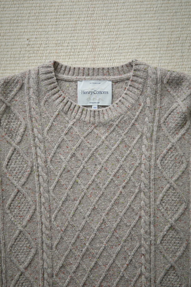 [Fly Fishing Club] 아란 스웨터는 아일랜드 아란 제도의 전통 니팅 스타일을 현대적으로 재해석한 제품입니다. 울과 나일론 혼방 소재로 제작되어 가을, 겨울에 따뜻하게 착용할 수 있으며, 루즈핏 레귤러 기장으로 편안한 착용감을 선사합니다. 입체적인 케이블 및 다이아몬드 무늬와 벌집 조직이 돋보이며, 울 네프 원사를 사용하여 빈티지하면서도 클래식한 분위기를 연출합니다. 립 조직 네크라인과 긴 소매 디자인으로 보온성을 높였으며, 10월부터 2월까지 겨울 데일리룩, 카페룩, 모임룩 등 다양한 스타일에 활용 가능합니다. 가슴둘레 122cm로 넉넉한 핏을 제공합니다.
