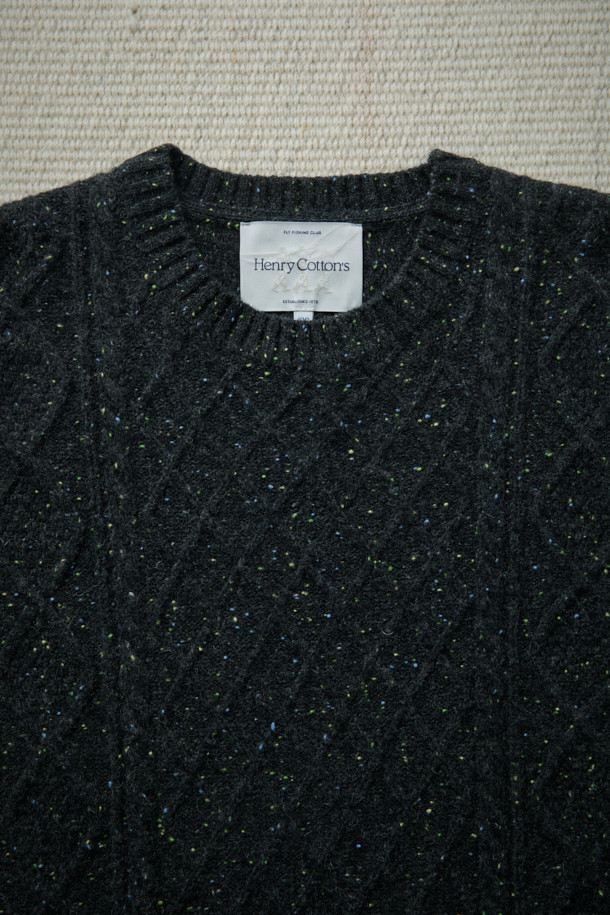 [Fly Fishing Club] 아란 스웨터는 아일랜드 아란 제도의 전통 니팅 스타일을 현대적으로 재해석한 제품입니다. 차콜 그레이 컬러의 루즈핏 라운드넥 스웨터로, 가을과 겨울 시즌에 두꺼운 두께감으로 따뜻하게 착용할 수 있습니다. 울과 나일론 혼방의 고급스러운 소재에 케이블 및 다이아몬드 패턴을 더해 클래식하고 빈티지한 무드를 연출합니다. 울 네프 원사를 사용하여 입체적인 조직감을 살렸으며, 립조직 넥라인으로 디자인의 완성도를 높였습니다. 일상, 피싱, 산책, 여행 등 다양한 TPO에 어울리는 스타일리시한 아이템입니다.
