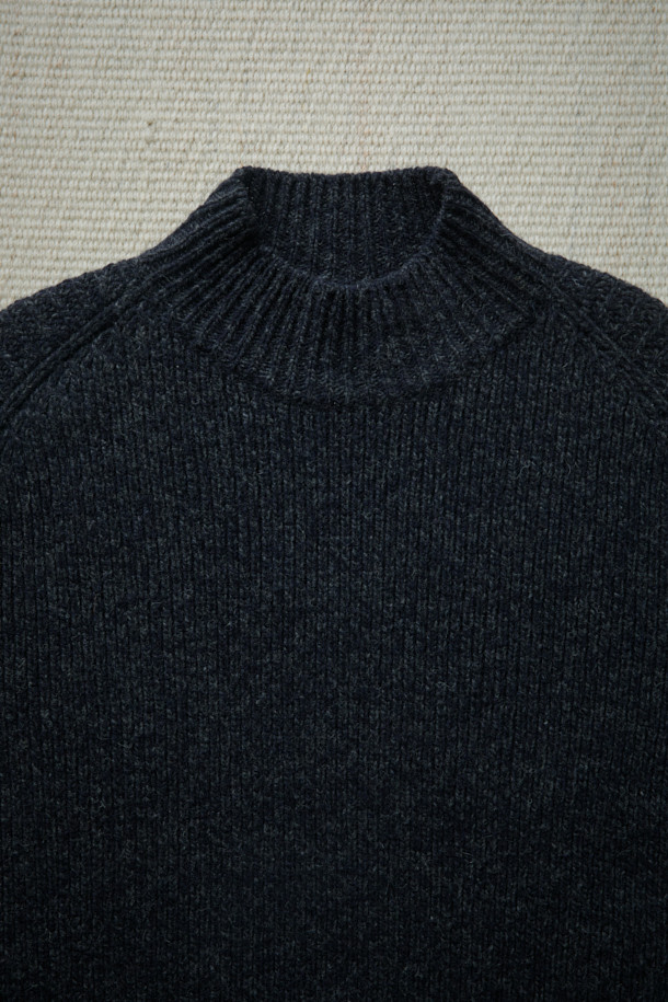 FFC x DOCUMENT (에프에프씨 x 도큐먼트) 터틀넥 피셔맨 스웨터는 겨울철 따뜻함과 클래식한 스타일을 선사합니다. 셔틀랜드 울 100% 원사를 사용하여 제작되었으며, 보온성과 통기성이 뛰어나 쾌적하게 착용할 수 있습니다. 앞판과 뒷판의 편직 방식에 차이를 두어 독특한 디자인을 완성했으며, 암홀 패널 디테일로 활동성을 높였습니다. 레귤러핏으로 제작되어 다양한 아우터와 레이어링하기 좋으며, 겨울 데일리룩, 데이트룩, 모임룩 등 다채로운 TPO에 활용할 수 있습니다. 네이비 색상으로 어떤 스타일에도 쉽게 매치할 수 있는 미니멀하고 캐주얼한 아이템입니다.
