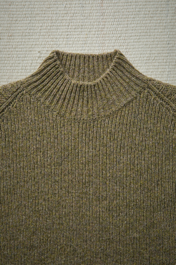 (FFC x DOCUMENT) 터틀넥 피셔맨 스웨터는 셔틀랜드 울 100% 원사를 사용하여 부드러운 촉감과 뛰어난 보온성을 자랑합니다. 클래식한 스타일의 케이블 패턴과 레귤러핏 디자인으로 제작되었으며, 겨울철 데일리룩, 데이트룩, 모임룩에 모두 잘 어울립니다. 모크넥과 터틀넥으로 연출 가능한 넥 라인, 긴 소매 기장으로 포근함을 더하며, 아우터와 함께 레이어링하여 다양한 스타일을 연출할 수 있습니다. 베이지, 브라운 두 가지 색상으로 출시되었으며, 가슴둘레 115cm로 11월부터 2월까지 착용하기 좋습니다.
