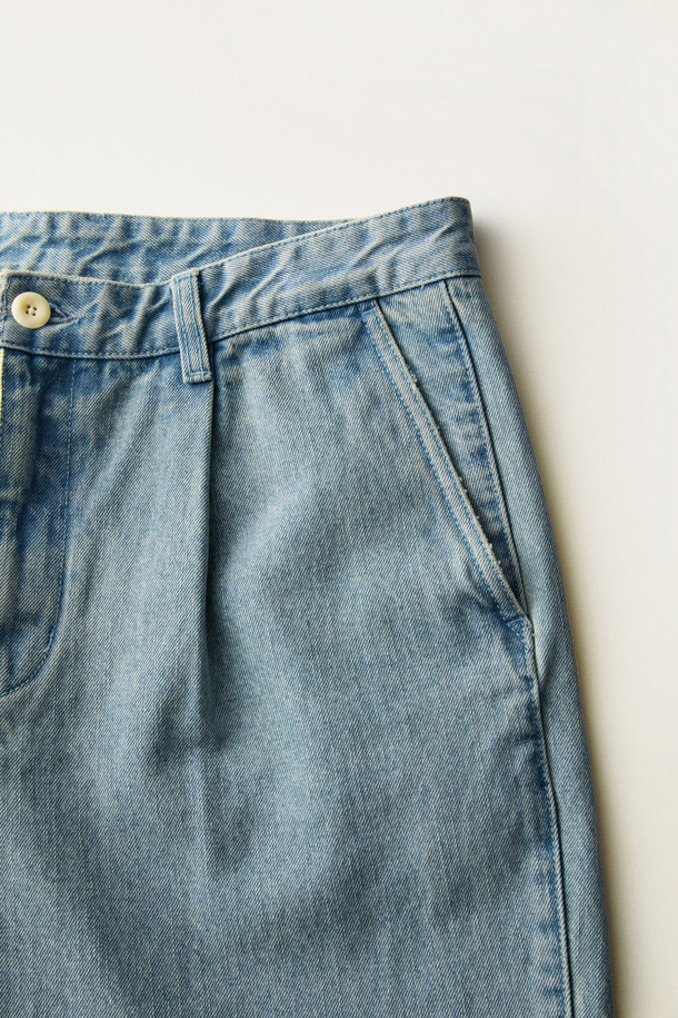 [ British Sporting Club (브리티시 스포팅 클럽)] 턱 데님 팬츠는 가을 시즌, 데이트룩과 쇼핑룩에 잘 어울리는 테이퍼드 핏의 데님 팬츠입니다. 부드러운 촉감의 라이트 블루 컬러 데님 소재로 제작되었으며, 무지 패턴에 클래식, 캐주얼, 미니멀 스타일을 연출할 수 있습니다. 원턱 디테일과 슬랜트 포켓, 히든 후면 포켓 디자인이 특징이며, 톤온톤 스티치와 버튼 및 지퍼 플라이, 페이드 워싱으로 포인트를 더했습니다. 일상에서 편안하게 착용하며 스타일리시함까지 놓치지 않는 아이템입니다.
