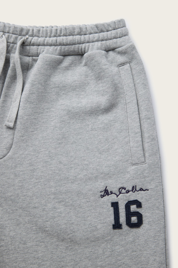 BSC X 클로브 스트링 스웻팬츠 (세트업)는 캐주얼, 미니멀 스타일을 추구하는 남성을 위한 데일리 팬츠입니다. 부드러운 면 소재로 제작되어 편안한 착용감을 선사하며, 사계절 내내 활용 가능합니다. 스트레이트 핏에 무지 디자인으로 어떤 상의와도 쉽게 매치할 수 있으며, 스트링 조절과 사이드, 힙 포켓으로 실용성을 더했습니다. 집콕룩, 동네 마실룩, 산책룩 등 다양한 TPO에 활용하기 좋고, 세트업으로도 연출하여 미니멀한 스타일을 완성할 수 있습니다. 자수 및 아플리케 디테일이 돋보이는 디자인입니다.
