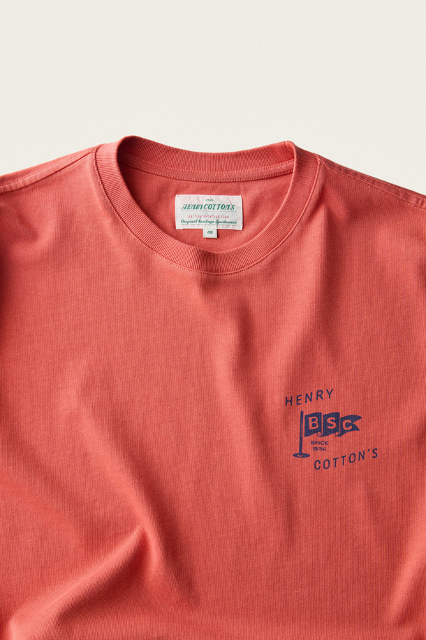 [British Sporting Club] 프린트 반소매 티셔츠는 부드러운 촉감의 면 소재로 제작되어 편안한 착용감을 제공합니다. 가슴 부분의 Flagstick 로고 프린트와 소매 이니셜 자수가 돋보이는 클래식 & 스포티 스타일의 반팔 티셔츠입니다. 립 마감 네크라인과 레귤러 기장으로 깔끔한 핏을 연출하며, 고밀도 코튼 싱글 저지 원단으로 통기성이 우수합니다. 일상, 산책 등 다양한 상황에서 '동네 마실룩'을 연출하기 좋은 아이템으로, 오렌지, 그린 두 가지 컬러로 만나보세요.
