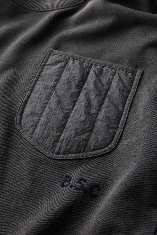 [브리티시 스포팅 클럽] 포켓 피그먼트 스웨트셔츠는 캐주얼, 스포티, 미니멀 스타일을 추구하는 분들을 위한 가을 시즌 필수 아이템입니다. 부드러운 면 소재에 피그먼트 워싱 처리하여 자연스러운 색감과 빈티지한 무드를 더했습니다. 라운드넥 디자인에 루즈핏으로 편안한 착용감을 제공하며, 립스탑 포켓과 가슴 포켓 디테일로 실용성을 높였습니다. B.S.C 레터링 자수와 립 마감으로 포인트를 주어 밋밋함을 덜었습니다. 동네 마실룩, 가을 나들이룩, 여행룩 등 다양한 TPO에 활용하기 좋습니다.
