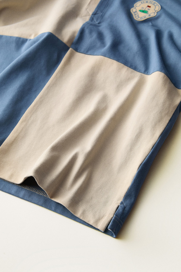 **브리티시 스포팅 클럽 플래드 긴소매 티셔츠**는 남성용 폴로 티셔츠로, 가을 시즌 일상복으로 적합합니다. 네이비, 베이지 색상으로 만나볼 수 있으며, 클래식과 스포티한 무드를 동시에 연출합니다. 면 소재로 제작되어 부드러운 촉감이 특징이며, 4분할 배색의 패치워크 패턴이 돋보입니다. 립 마감 처리와 B.S.C 로고, 펠트 소재 아플리케 아트워크 디테일이 돋보이며, 데이트룩, 모임룩, 캐주얼 스타일에 매치하기 좋습니다. 클래식 핏의 긴소매 폴로 티셔츠입니다.
