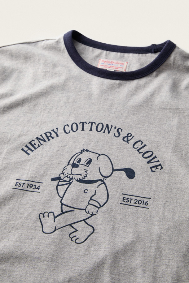 [BSC X clove] 프린트 반팔 링거 티셔츠 (M)는 부드러운 면 소재로 제작되어 편안한 착용감을 선사합니다. 네이비와 그레이 멜란지 두 가지 색상으로 출시되었으며, 일상복으로 활용하기 좋습니다. 헨리 코튼스(Henry Cotton's)와 클로브(Clove)의 콜라보레이션으로 탄생했으며, 귀여운 마스코트 강아지 프린트가 돋보이는 디자인입니다. 라운드넥에 링거 스타일, 넥라인과 소매 끝단의 립 조직 마감으로 캐주얼하고 베이직한 스타일을 연출합니다. 동네 마실룩이나 여행룩에 미니멀하게 매치하기 좋은 반팔 티셔츠입니다.
