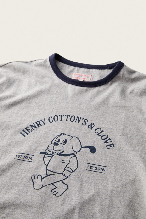 [BSC X clove] 프린트 반소매 링거 티셔츠 (W)는 멜란지 그레이, 네이비 두 가지 색상으로 출시된 여성용 티셔츠입니다. 클래식하고 캐주얼한 무드를 연출하며, 여름철 일상복으로 활용하기 좋습니다. 부드러운 면 소재로 제작되어 편안한 착용감을 선사하며, 립 마감 처리로 깔끔함을 더했습니다. 헨리 코튼 × 클로브의 협업 제품으로, 귀여운 강아지 캐릭터 프린트가 돋보입니다. 동네 마실룩이나 산책룩, 캐주얼 및 미니멀 스타일을 즐겨 입는 분들께 추천합니다.