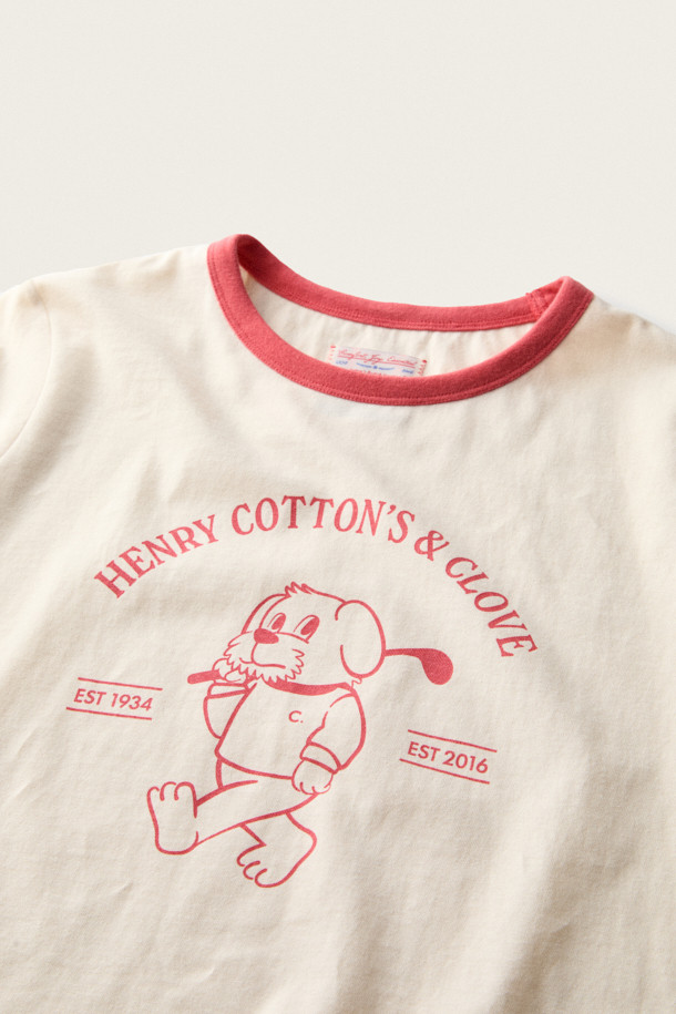 [BSC X clove] 프린트 반소매 링거 티셔츠 (W)는 여성스러운 캐주얼과 클래식 무드를 동시에 연출하는 티셔츠입니다. 아이보리와 핑크 두 가지 색상으로 출시되었으며, 부드러운 면 소재와 얇은 두께감으로 여름철에도 시원하게 착용할 수 있습니다. 헨리 코튼(Henry Cotton's)과 클로브(Clove)의 콜라보레이션으로 탄생했으며, 립 마감 처리와 링거 디자인이 특징입니다. 동네 마실룩, 카페룩, 여행룩 등 다양한 TPO에 맞춰 트렌디한 스타일을 완성해보세요. 캐릭터 프린트가 더해져 경쾌한 느낌을 선사합니다.
