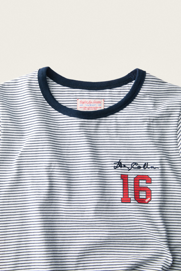 [BSC X 클로브] 스트라이프 반소매 링거 티셔츠 (W)는 여성들을 위한 여름 시즌 티셔츠입니다. 네이비와 화이트 두 가지 컬러로 출시되었으며, 클래식, 캐주얼, 레트로 스타일을 모두 아우릅니다. 부드러운 면 소재에 얇은 두께감으로 시원한 착용감을 선사하며, 립 배색 디테일과 가슴 자수, 넘버링 디자인으로 포인트를 더했습니다. 라운드넥에 세미핏 또는 슬림핏으로 제작되어 동네 마실룩이나 카페룩과 같은 일상적인 TPO에 적합하며, 다양한 스타일 연출이 가능합니다.
