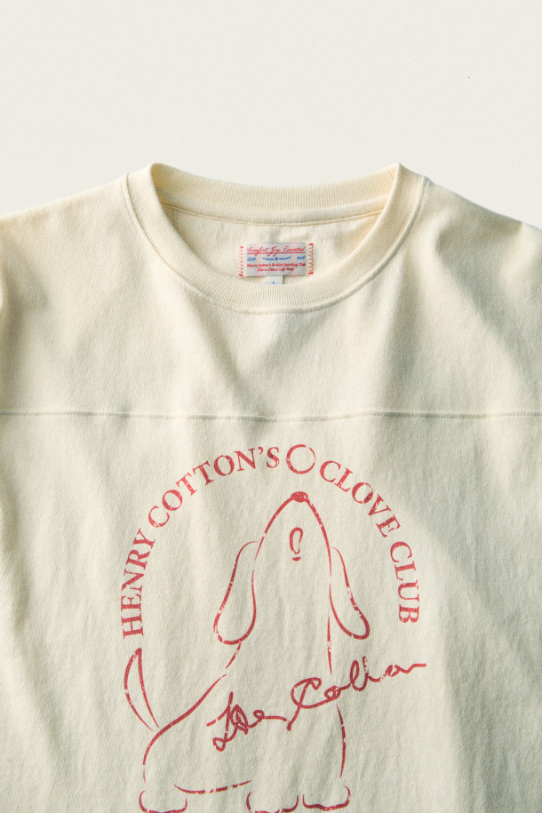 [BSC X 클로브] 럭비 롱 슬리브 티셔츠 (여성)는 코튼 싱글 저지 소재로 제작되어 부드러운 촉감을 선사합니다. 아이보리, 화이트 컬러의 라운드넥 루즈핏 티셔츠로, 가을과 겨울에 스포티하고 빈티지한 스타일을 연출하기 좋습니다. 소매 넘버 프린팅과 절개 라인 디테일이 돋보이며, BSC와 클로브의 콜라보레이션으로 탄생했습니다. 동네 마실룩이나 캐주얼한 스타일에 활용하기 좋은 긴소매 럭비 티셔츠입니다.
