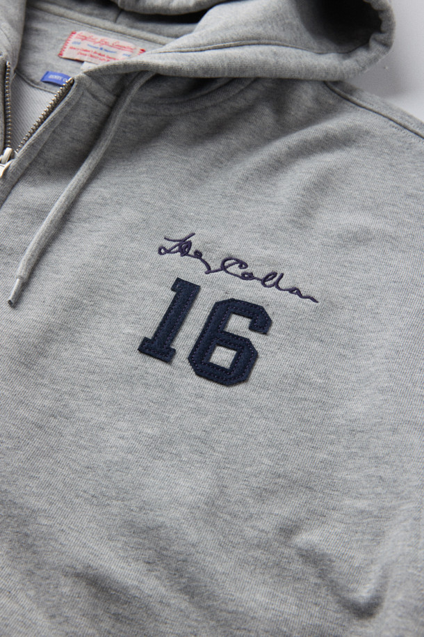 BSC 클로브 후드집업 스웨트셔츠는 가을 시즌을 위한 남성용 의류입니다. 라이트 그레이 컬러의 면, 폴리에스테르 혼방 소재로 제작되어 편안한 착용감을 선사합니다. 클래식과 베이직 스타일을 기반으로 루즈핏 디자인과 후드, 캥거루 포켓, 자수 디테일이 더해져 캐주얼하면서도 미니멀한 매력을 줍니다. 동네 마실룩, 가을 나들이룩, 집콕룩 등 다양한 TPO에 활용하기 좋으며, 메탈 지퍼와 립 조직 마감으로 깔끔한 마무리를 더했습니다. 긴 소매 기장의 레귤러 기장 후드집업으로 간절기 필수 아이템입니다.
