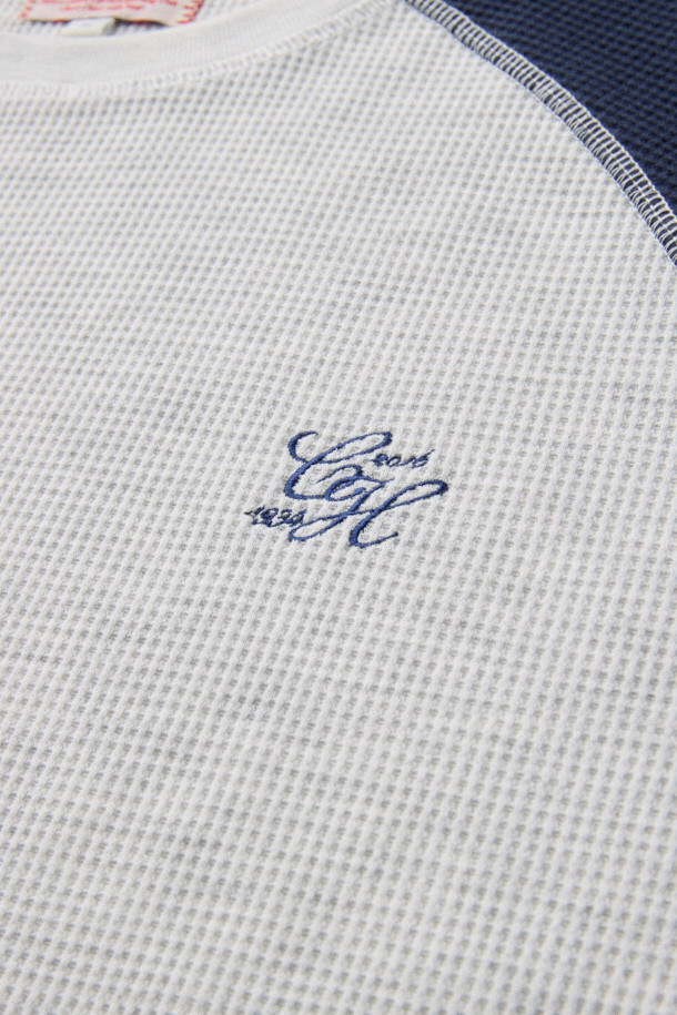 BSC X 클로브 와플 롱슬리브 티셔츠 (M)는 부드러운 면 소재로 제작되어 편안한 착용감을 선사합니다. 멜란지 그레이와 네이비 두 가지 색상으로 출시되었으며, 가을철 일상복으로 활용하기 좋습니다. 베이직핏에 라운드넥 디자인으로 어떤 스타일에도 잘 어울립니다. 래글런 소매와 강아지 아트워크 프린트, 콜라보레이션 자수, 장식 스티치가 더해져 포인트를 더했습니다. 동네 마실룩이나 가을 나들이룩, 캐주얼 및 미니멀 스타일을 즐겨 입는 남성분들께 추천합니다.
