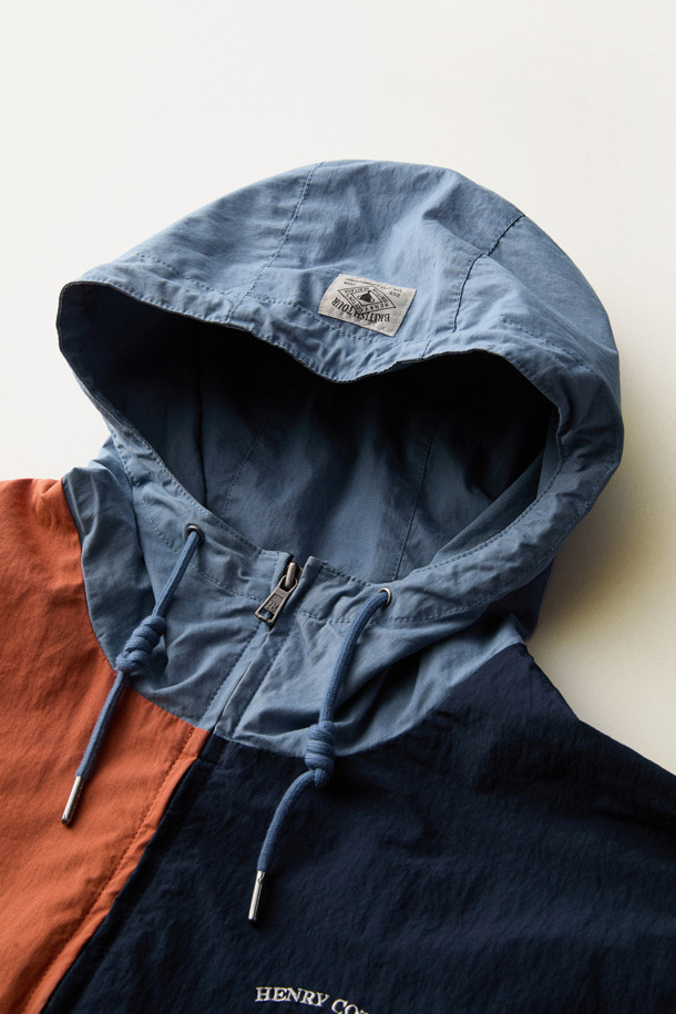 [British Sporting Club] 아노락 점퍼는 네이비, 스카이블루, 오렌지 3가지 컬러로 출시되어 레트로와 스포티 무드를 연출하는 남성용 아노락입니다. 얇은 두께감의 면, 나일론 혼방 소재로 제작되어 가을철 일상 및 아웃도어 활동에 적합하며, 통기성과 생활 방수 기능을 갖춰 실용성을 더했습니다. 릴랙스 핏과 컬러 블록 패턴이 특징이며, 하프 집업 여밈 방식과 캥거루 포켓, 후드 스트링, 밴딩 소매단, 밴딩 밑단 등의 디테일로 활동성을 높였습니다. 가을 나들이룩, 산책룩, 여행룩 등 다양한 상황에서 캐주얼하게 활용할 수 있습니다.
