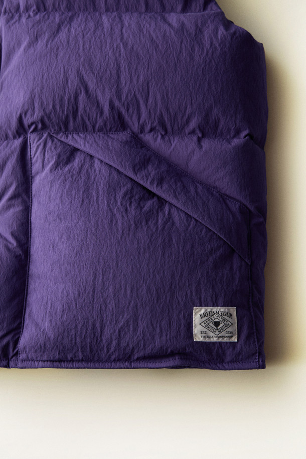 [브리티시 스포팅 클럽] 퀼팅 다운 베스트는 남성용 다운 베스트입니다. 퍼플과 그린 두 가지 색상으로 출시되었으며, 가을과 겨울에 따뜻하게 착용할 수 있습니다. 코튼과 나일론 혼방 소재에 두꺼운 두께감으로 보온성을 높였으며, 부드러운 촉감이 특징입니다. 머스코비 다운 충전재와 스탠드 칼라, 대각선 플랩 포켓, 브랜드 라벨 디테일이 돋보입니다. 일상, 아웃도어 활동은 물론, 클래식, 미니멀, 스포티한 스타일 모두 소화 가능한 활용도 높은 아이템입니다.
