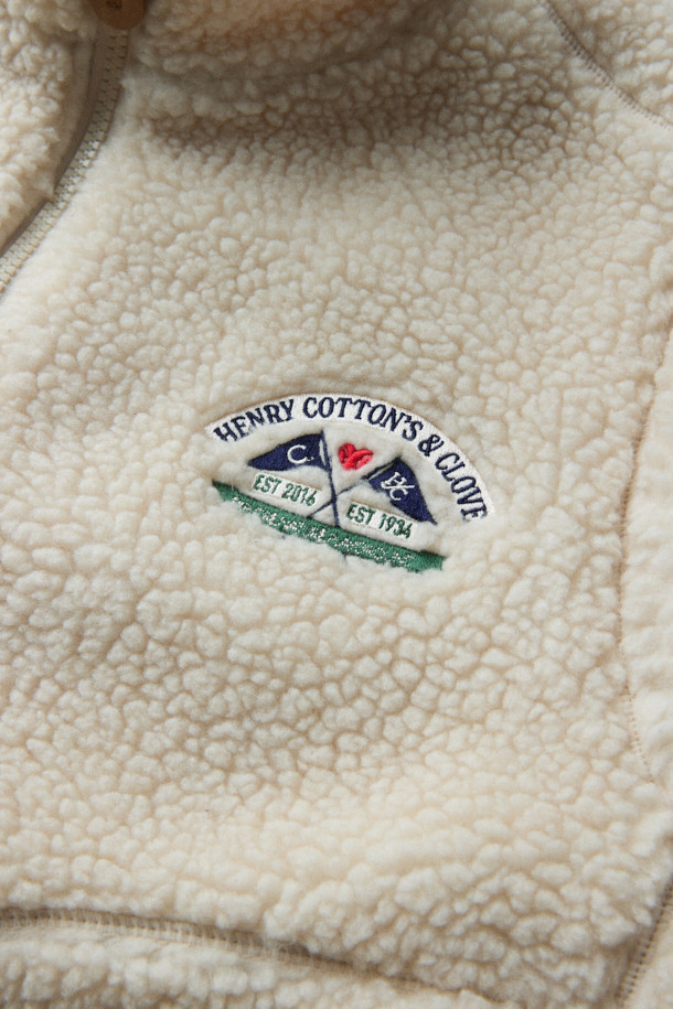 BSC X 클로브 플리스 베스트 (W)는 부드러운 플리스와 보아 소재를 사용하여 따뜻하고 포근한 착용감을 선사합니다. 캐주얼, 미니멀, 고프코어 스타일을 아우르는 디자인으로, 일상, 산책 등 다양한 TPO에 활용하기 좋습니다. 크롭 기장의 베이지색 여성용 베스트로, 집업 여밈 방식과 유틸리티 핏이 특징입니다. 사이드 포켓, 가슴 아트워크 와펜, 아치형 포켓, 자수 그래픽, 기모 안감 등 섬세한 디테일이 돋보이며, 가을, 겨울 시즌에 유용하게 활용할 수 있습니다. 로고 패턴이 적용되어 캐주얼한 무드를 더합니다.
