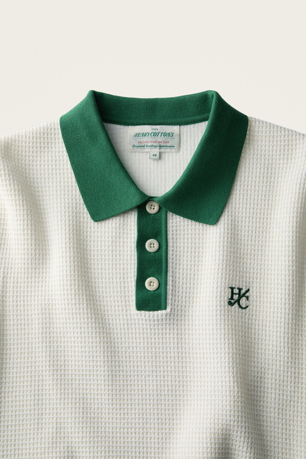[British Sporting Club] 와플 폴로 니트는 클래식과 캐주얼 무드를 넘나드는 남성용 상의입니다. 부드러운 면 소재로 제작되었으며, 와플 패턴과 레귤러핏으로 편안한 착용감을 선사합니다. 화이트와 그린 두 가지 컬러로 출시되었으며, 가을철 일상 및 데이트룩에 활용하기 좋습니다. 긴 소매와 폴로넥 디자인, 3버튼 플래킷, 배색 카라 디테일이 특징이며, 가슴둘레 110cm입니다. HC 로고 자수와 립 마감 처리는 고급스러운 디테일을 더합니다.
