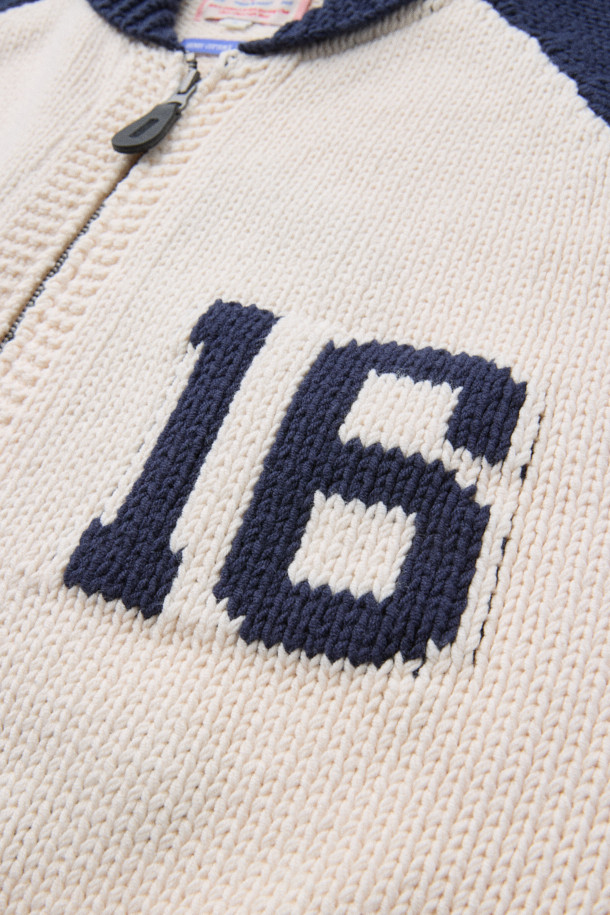 **BSC X 클로브** 카우이찬 가디건 (U)은 네이비와 아이보리 두 가지 색상으로 제공되는 유니섹스 가을용 니트/스웨터입니다. 루즈핏으로 제작되어 편안한 착용감을 선사하며, 두꺼운 두께감과 도톰한 촉감으로 보온성을 높였습니다. 집업 디자인에 전면 2WAY 메탈 지퍼와 리브 포켓, '16' 넘버링, 후면 강아지 그래픽, 투톤 컬러 블록 등의 디테일이 돋보입니다. 자가드 패턴과 긴 소매, 립 마감으로 클래식하고 스포티한 무드를 동시에 연출하며, 가을 나들이룩과 집콕룩에 모두 잘 어울립니다.
