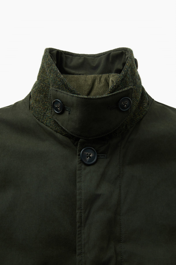 파일럿 Primo(프리모)는 겨울철 출근룩을 위한 클래식하고 미니멀한 스타일의 파일럿 코트입니다. 블랙과 올리브 두 가지 색상으로 제공되며, 넉넉한 레귤러핏과 레귤러 기장으로 편안한 착용감을 선사합니다. 면과 울 혼방의 두꺼운 소재와 구스다운 충전재, 탈부착 다운 베스트, 넥 마스크가 적용되어 뛰어난 보온성을 제공하며, 워싱 가공 및 왁스 코팅으로 내구성을 높였습니다. 버튼 여밈 방식이며, 긴 소매 디자인으로 겨울철에도 따뜻하게 착용할 수 있습니다.
