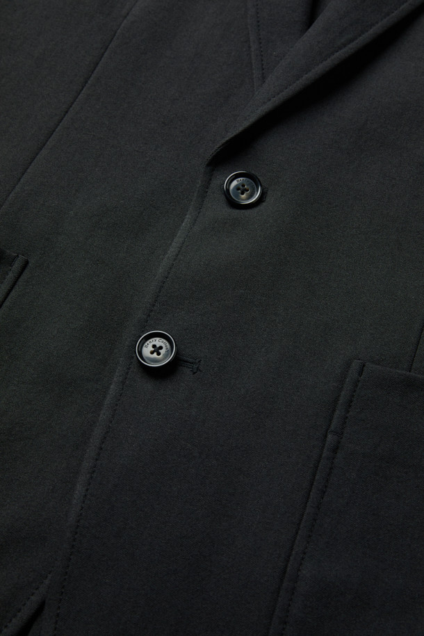 가을 화섬 재킷은 가을 시즌에 적합한 베이직 스타일의 블레이저입니다. 블랙 컬러의 무지 디자인으로, 테일러드 핏과 싱글 버튼 여밈으로 클래식하고 미니멀한 시크 스타일을 연출합니다. 얇은 두께감의 화섬 소재로 제작되어 자연스러운 촉감을 선사하며, 긴 소매와 싱글벤트, 아웃포켓 디테일이 특징입니다. 출근룩, 오피스룩, 비즈니스 캐주얼 등 다양한 TPO에 활용하기 좋습니다.
