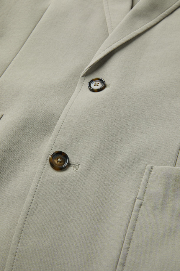 가을 화섬 재킷은 베이직하고 캐주얼한 스타일을 연출하는 데 적합한 아우터입니다. 폴리에스터 소재로 제작되어 가을철 얇게 걸치기 좋으며, 싱글 버튼, 아웃 포켓, 싱글 벤트 디테일이 특징입니다. 테일러드 핏으로 제작되어 출근룩, 비즈니스 캐주얼, 모임룩 등 다양한 TPO에 활용할 수 있습니다. 베이지와 아이보리 두 가지 색상으로 출시되어 미니멀하고 클래식한 스타일을 선호하는 분들께 추천합니다. 긴 소매 기장의 블레이저 스타일로, 가을 시즌 세련된 분위기를 더해줍니다.
