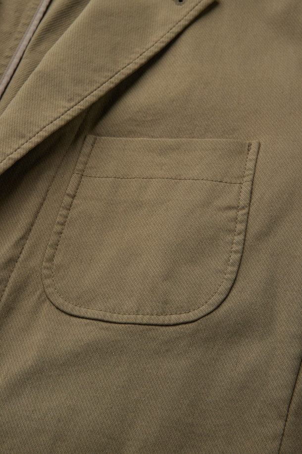 베이직한 디자인의 린넨 혼방 스트레치 재킷입니다. 가을 시즌, 비즈니스 캐주얼 및 가을 나들이룩에 활용하기 좋은 아이템입니다. 릴랙스 핏으로 편안함을 더하고, 아웃 포켓 디테일과 싱글 벤트, 컨버터블 카라 디자인으로 캐주얼하면서도 세련된 스타일을 연출합니다. 린넨, 면, 나일론, 스판덱스 혼방 소재로 제작되어 통기성과 스트레치 기능을 갖춰 활동성을 높였습니다. 무지 패턴에 긴 소매, 블레이저 코트 타입의 싱글 버튼 여밈 방식으로 클래식하고 미니멀한 무드를 선사합니다.
